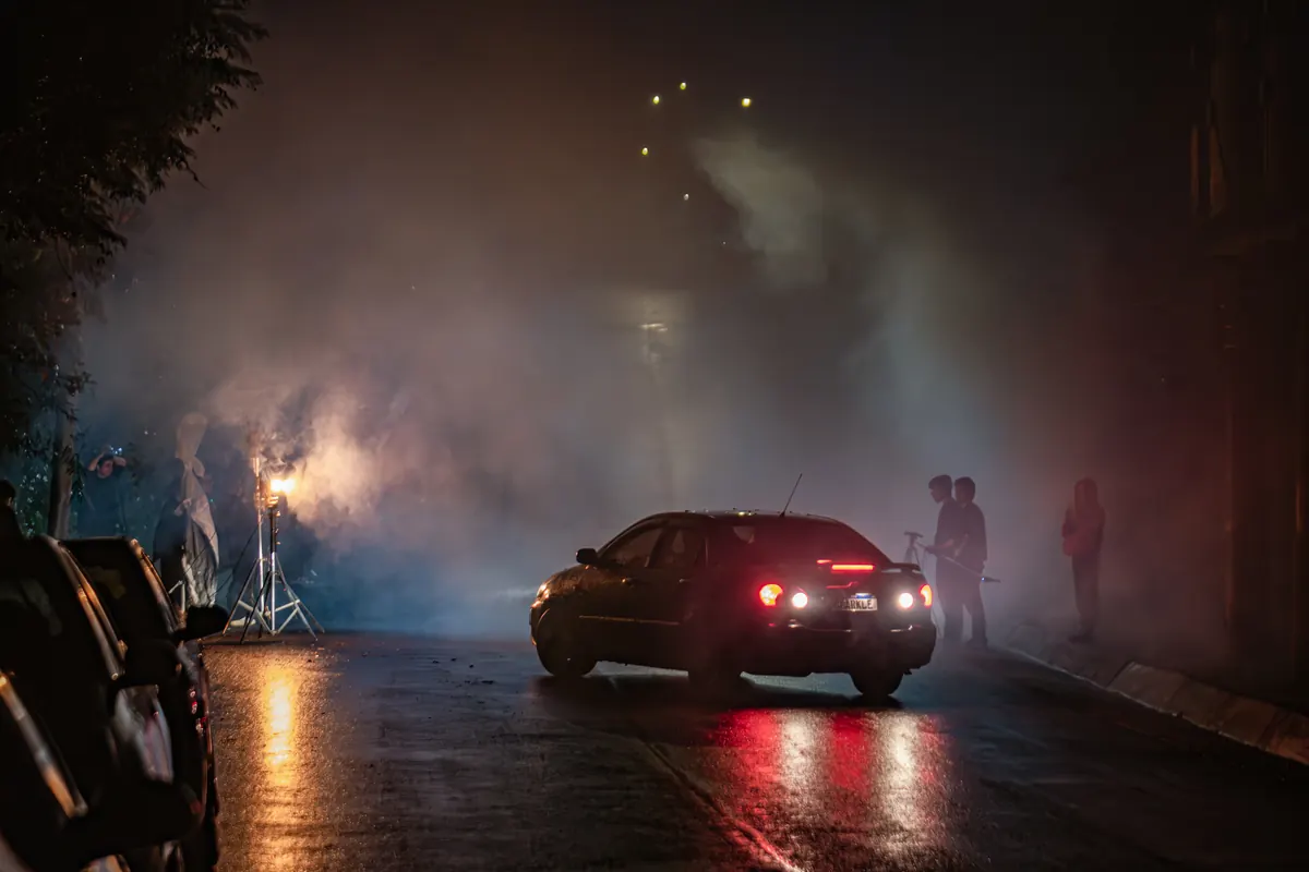 Carro na rua tomada pela fumaca