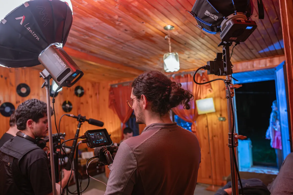 Camera e luzes no set da sala