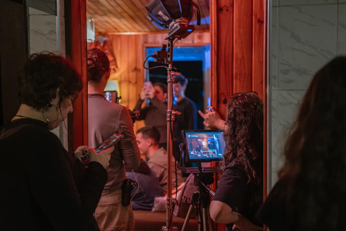 Equipe acompanhando a cena pelo monitor