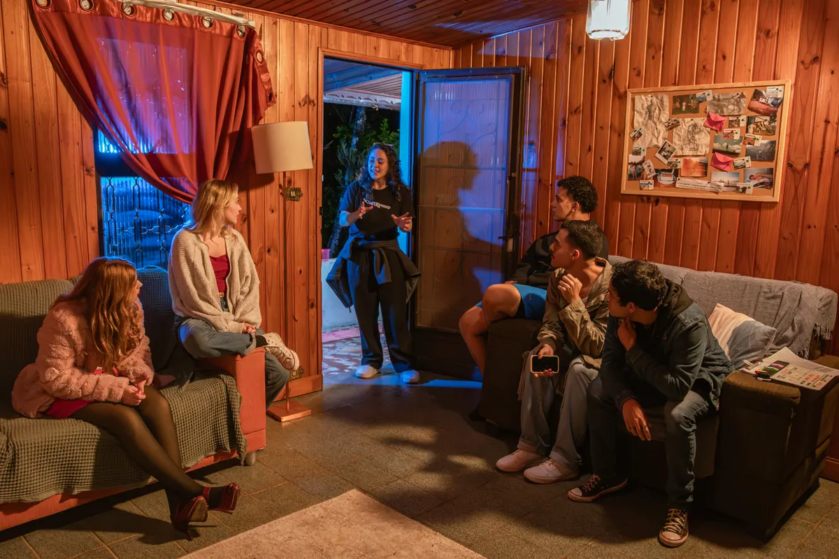 Direcao conversando com o elenco na sala